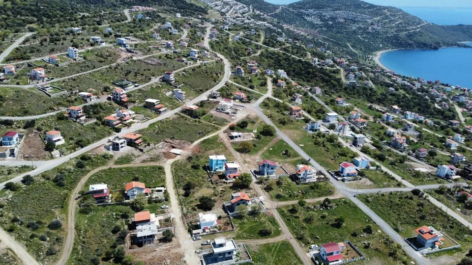 Çandarlı Bimeyko Sitesinde 386 m2 Satılık Deniz Manzaralı Arsa